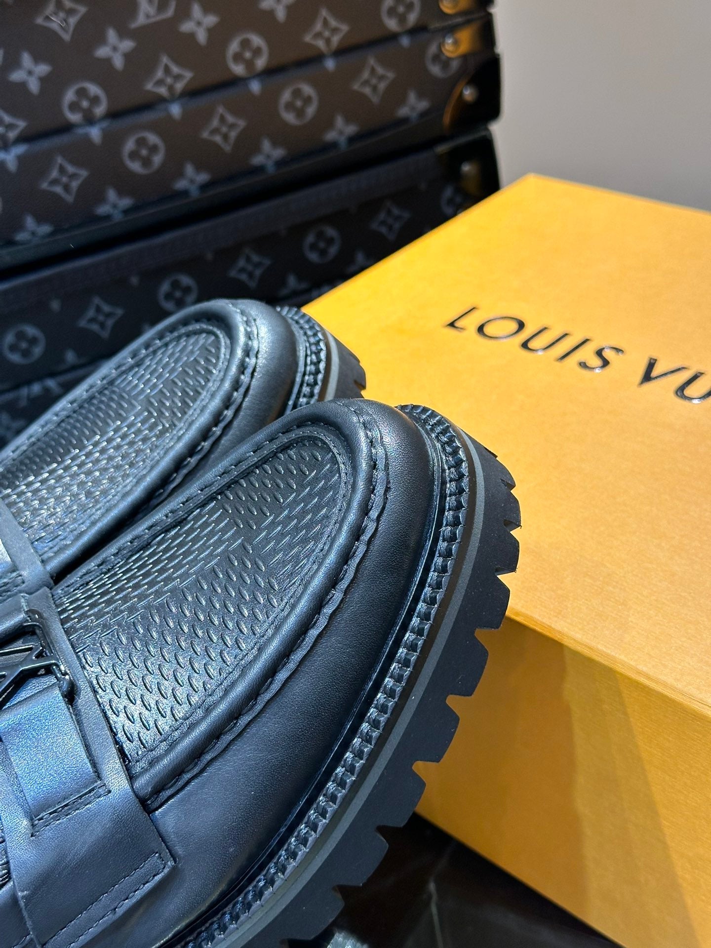 LV MAJOR LOAFER IN BLACK WITH PATERN CALFSKIN