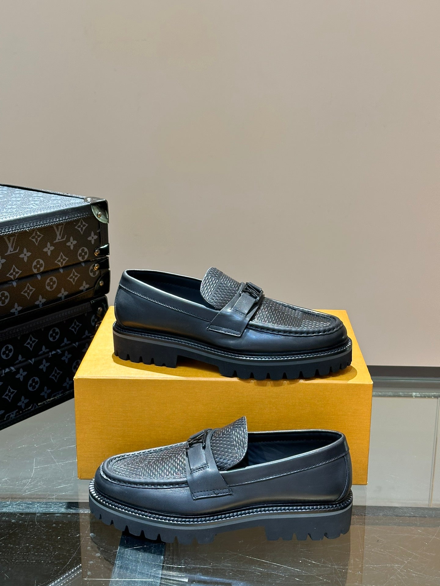 LV MAJOR LOAFER IN BLACK WITH PATERN CALFSKIN