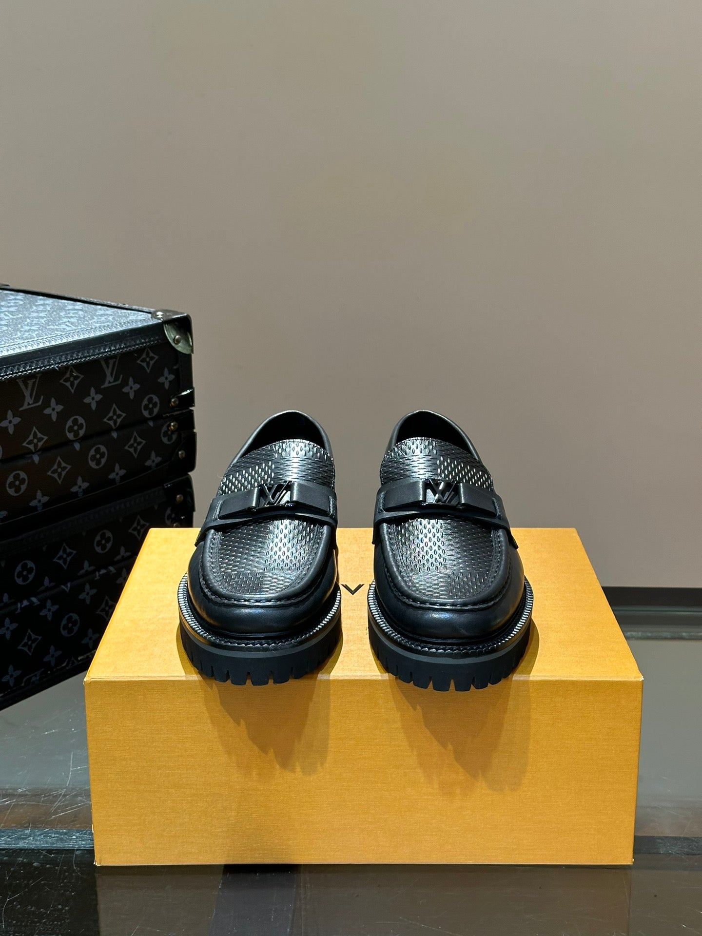 LV MAJOR LOAFER IN BLACK WITH PATERN CALFSKIN