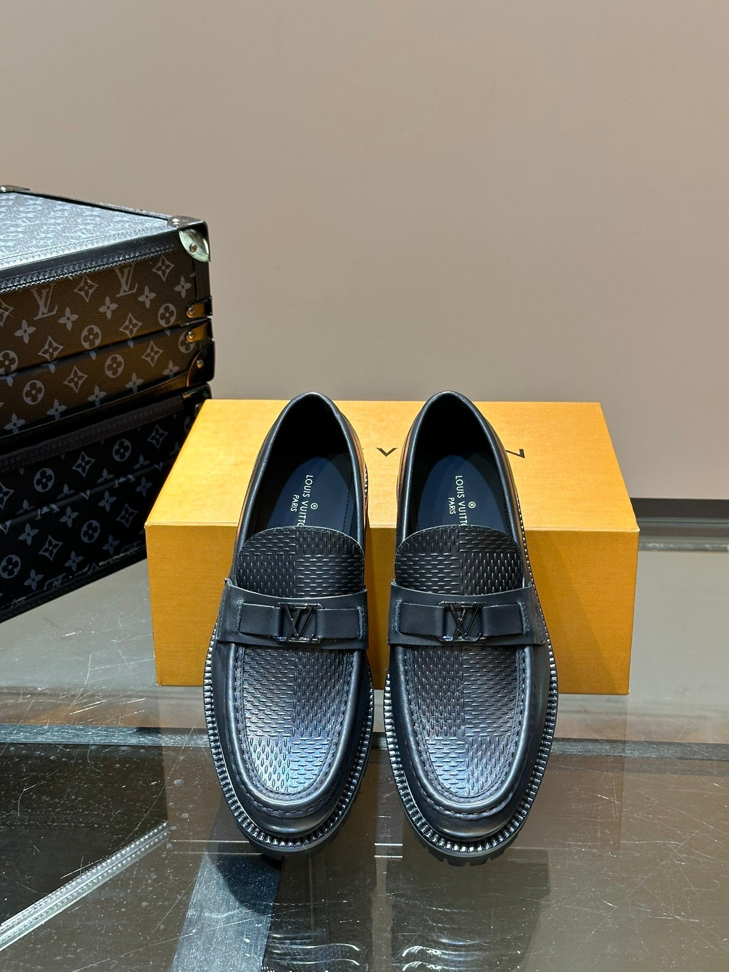 LV MAJOR LOAFER IN BLACK WITH PATERN CALFSKIN