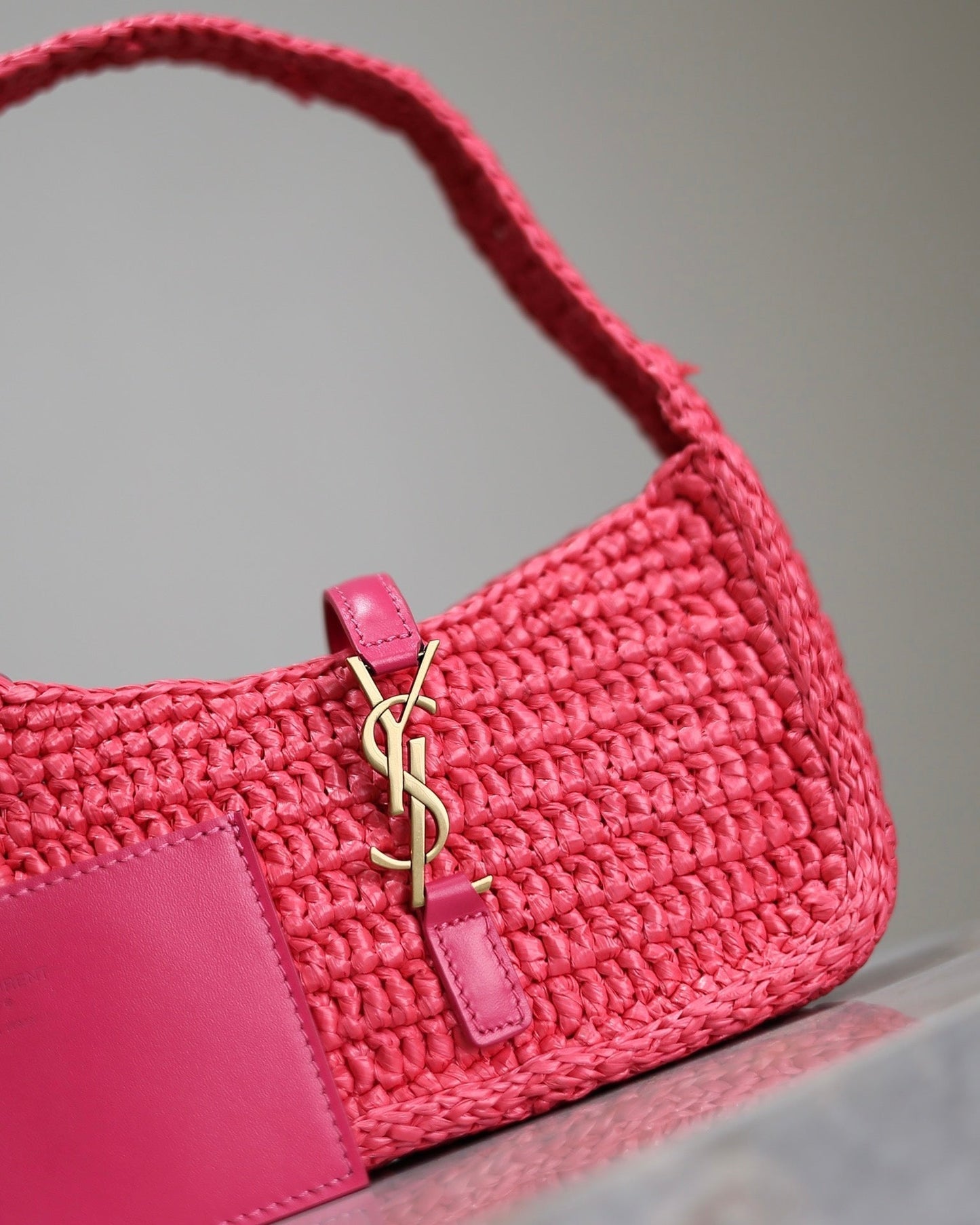 LE 5 À 7 BAG 19 IN MAGENTA PINK WOVEN RAFFIA