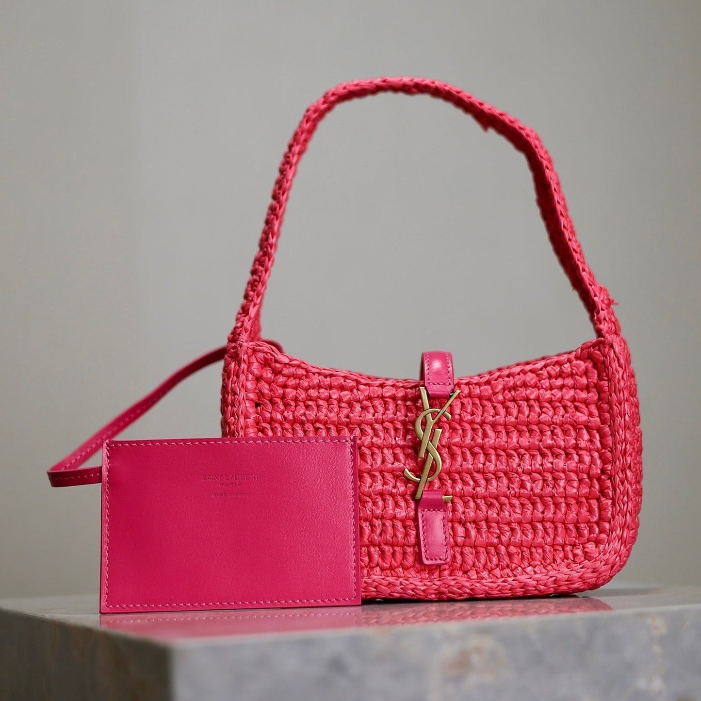 LE 5 À 7 BAG 19 IN MAGENTA PINK WOVEN RAFFIA