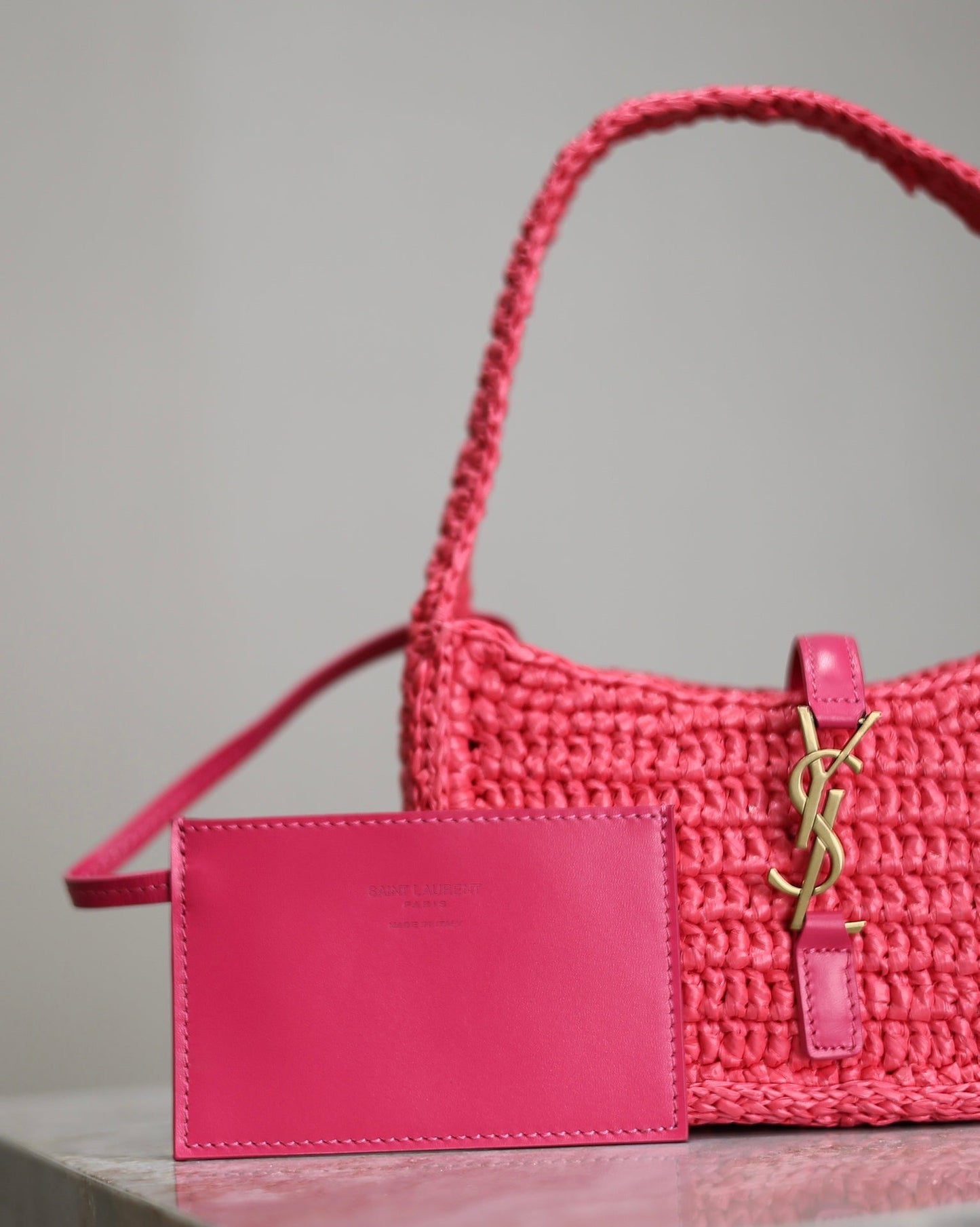 LE 5 À 7 BAG 19 IN MAGENTA PINK WOVEN RAFFIA