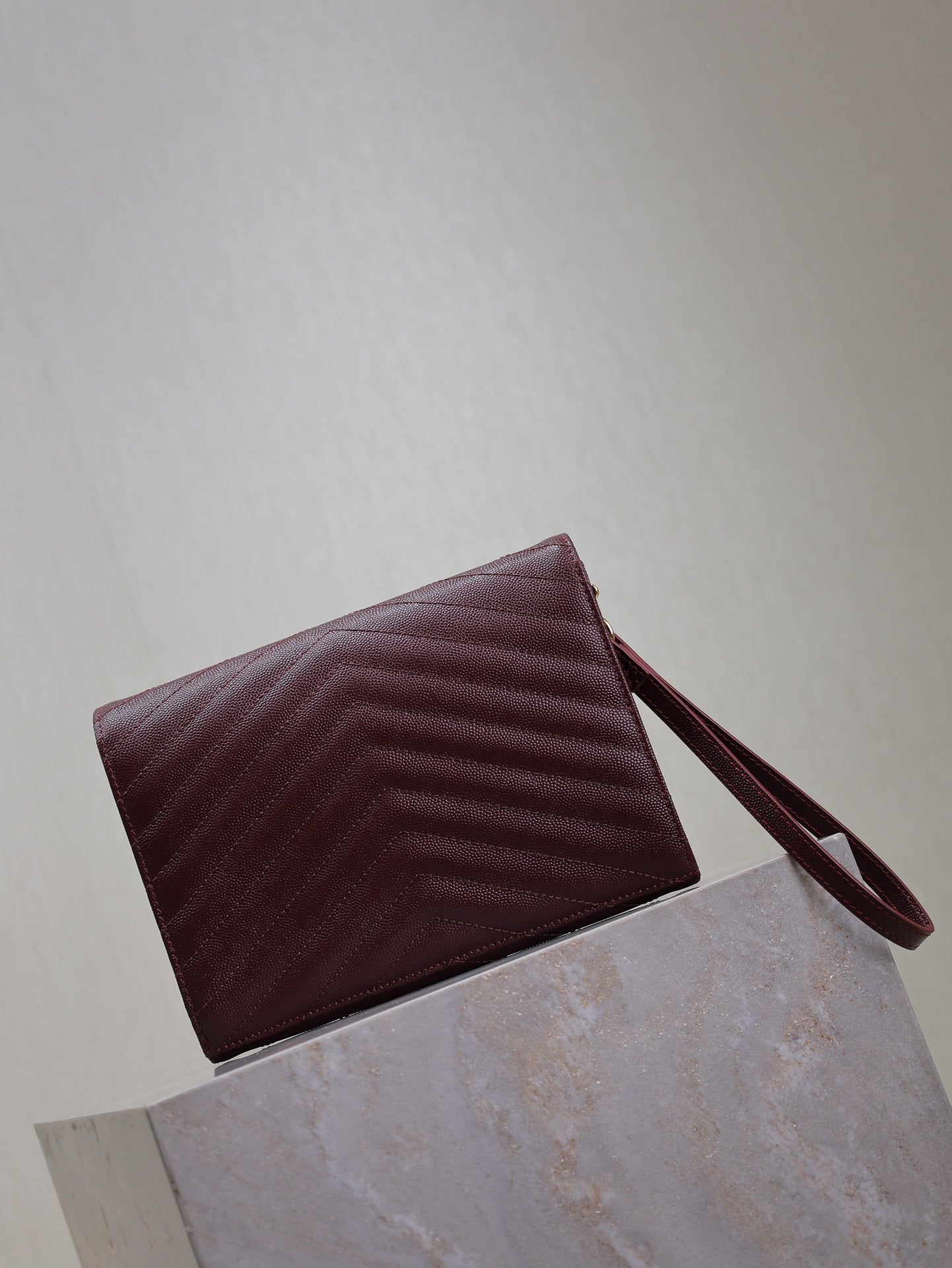 CASSANDRE CLUTCH 21 IN BORDEAUX RED LAMBSKIN GOLD HARDWARE