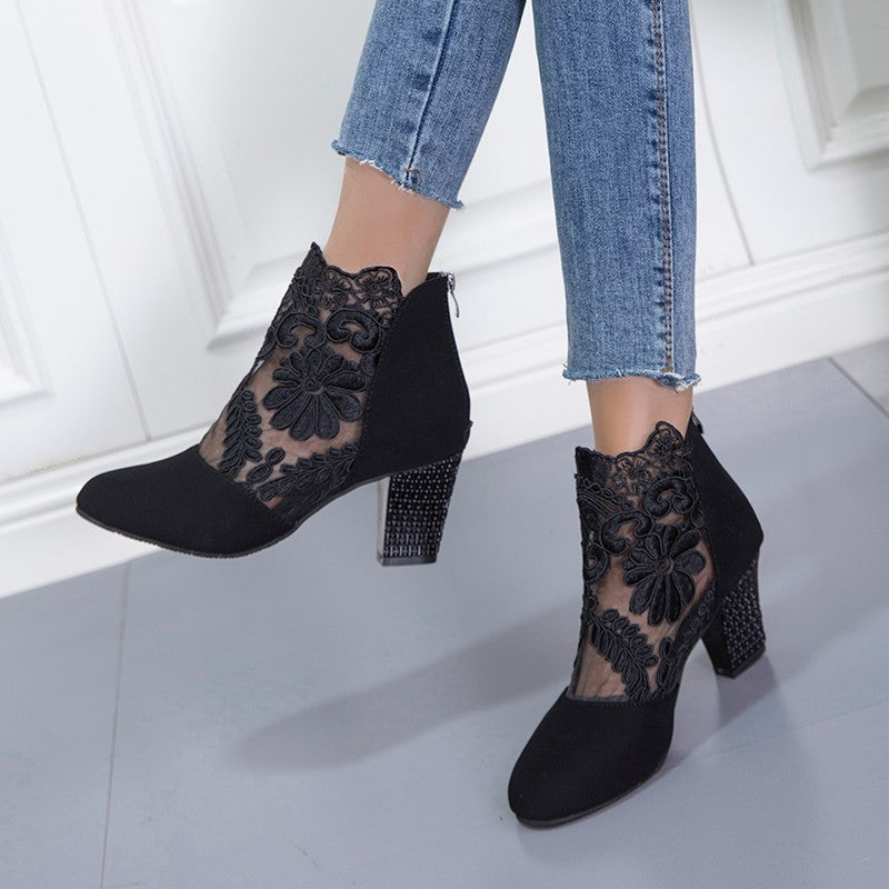 Noire Élégance Wildleder-Stiefeletten