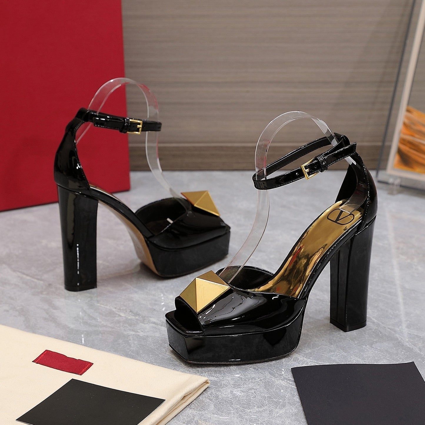 Open Toe Pump With One Stud Gold Patent Black Leather 130MM