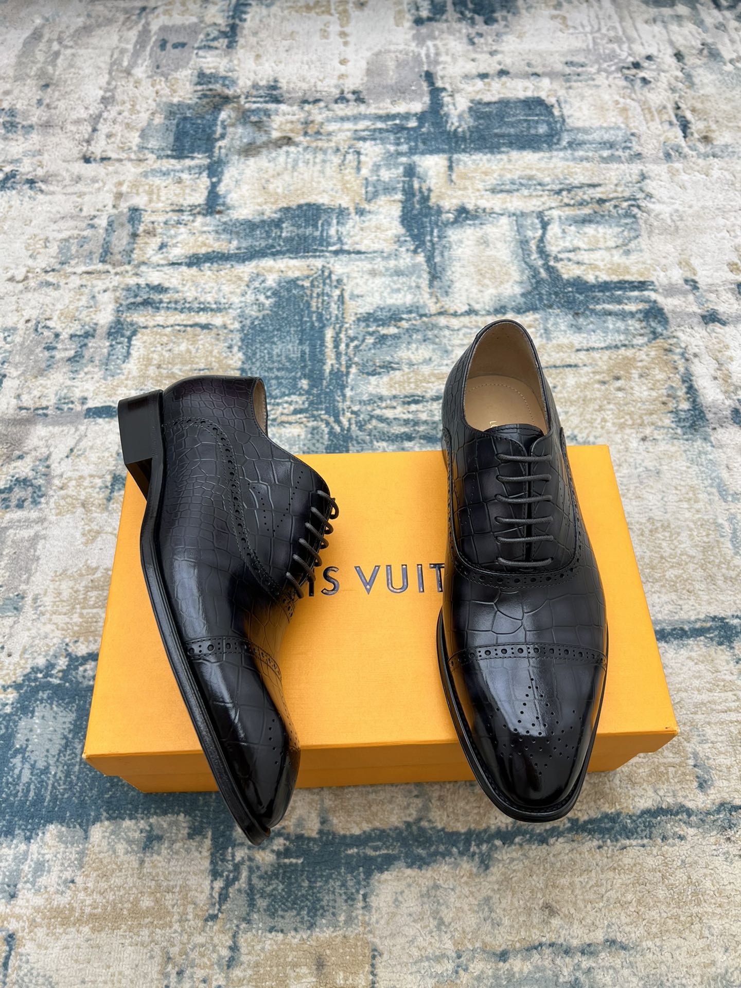 LV LACE-UP SHOES IN BLACK CALFSKIN
