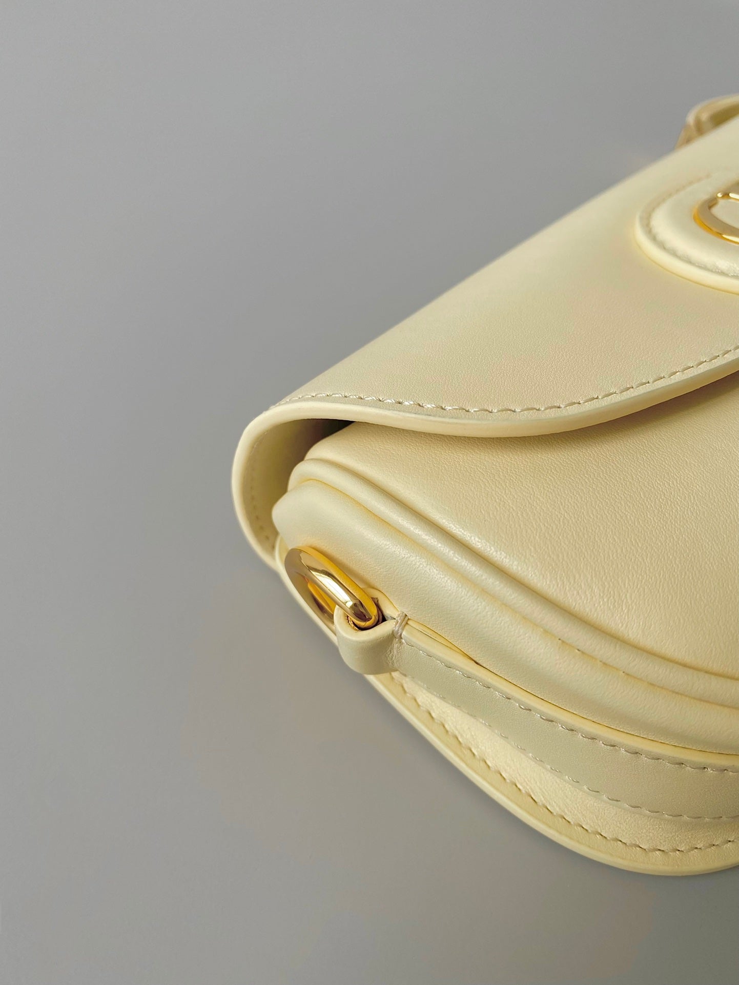 medium cd east west bobby 22cm cream calfskin ghw