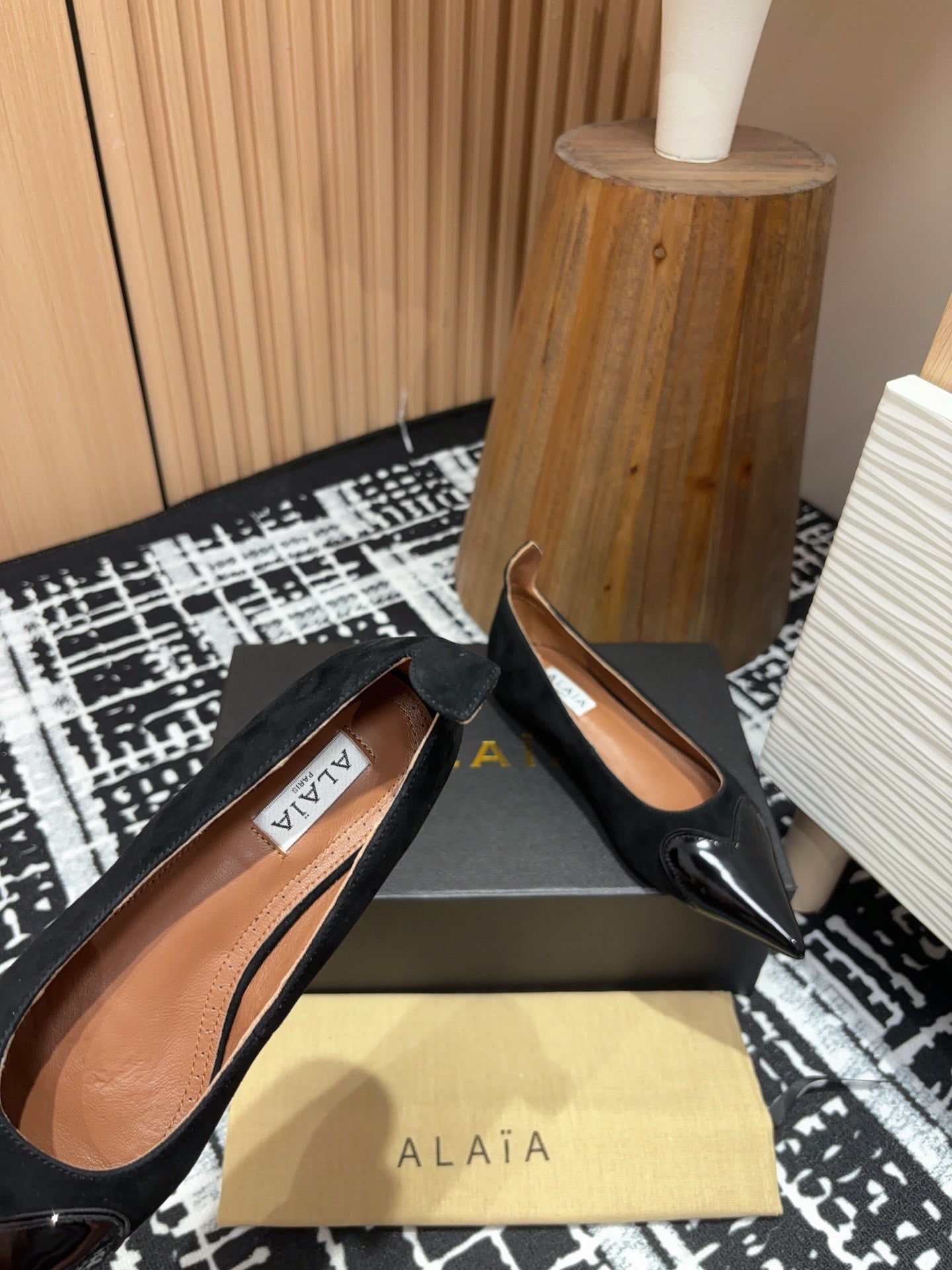 Alaila Ballerina Flats Coeur In Black Suede 933070