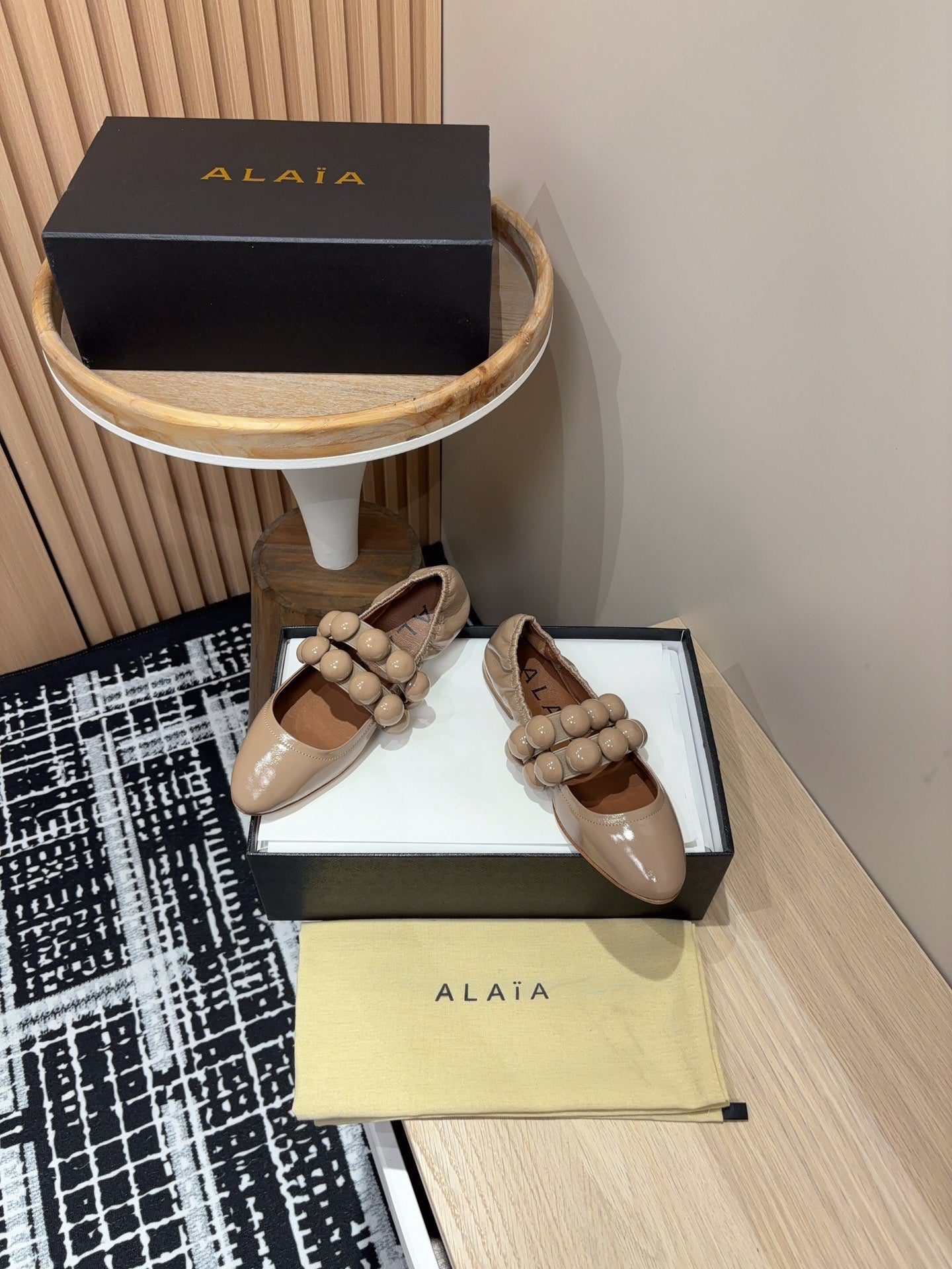 Alaila Sphere Ballet Flats In Beige Glossy Calfskin 964202