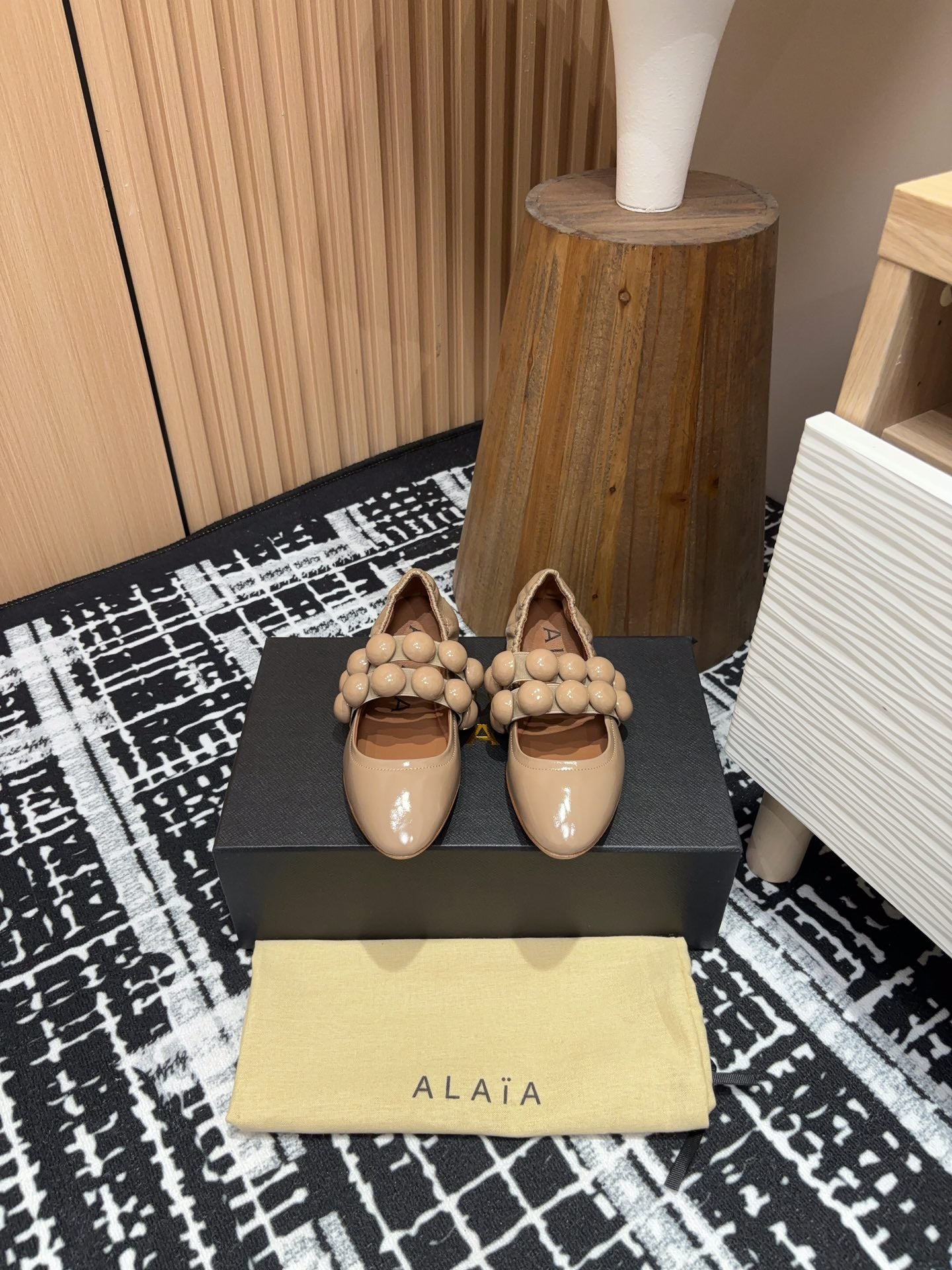 Alaila Sphere Ballet Flats In Beige Glossy Calfskin 964202