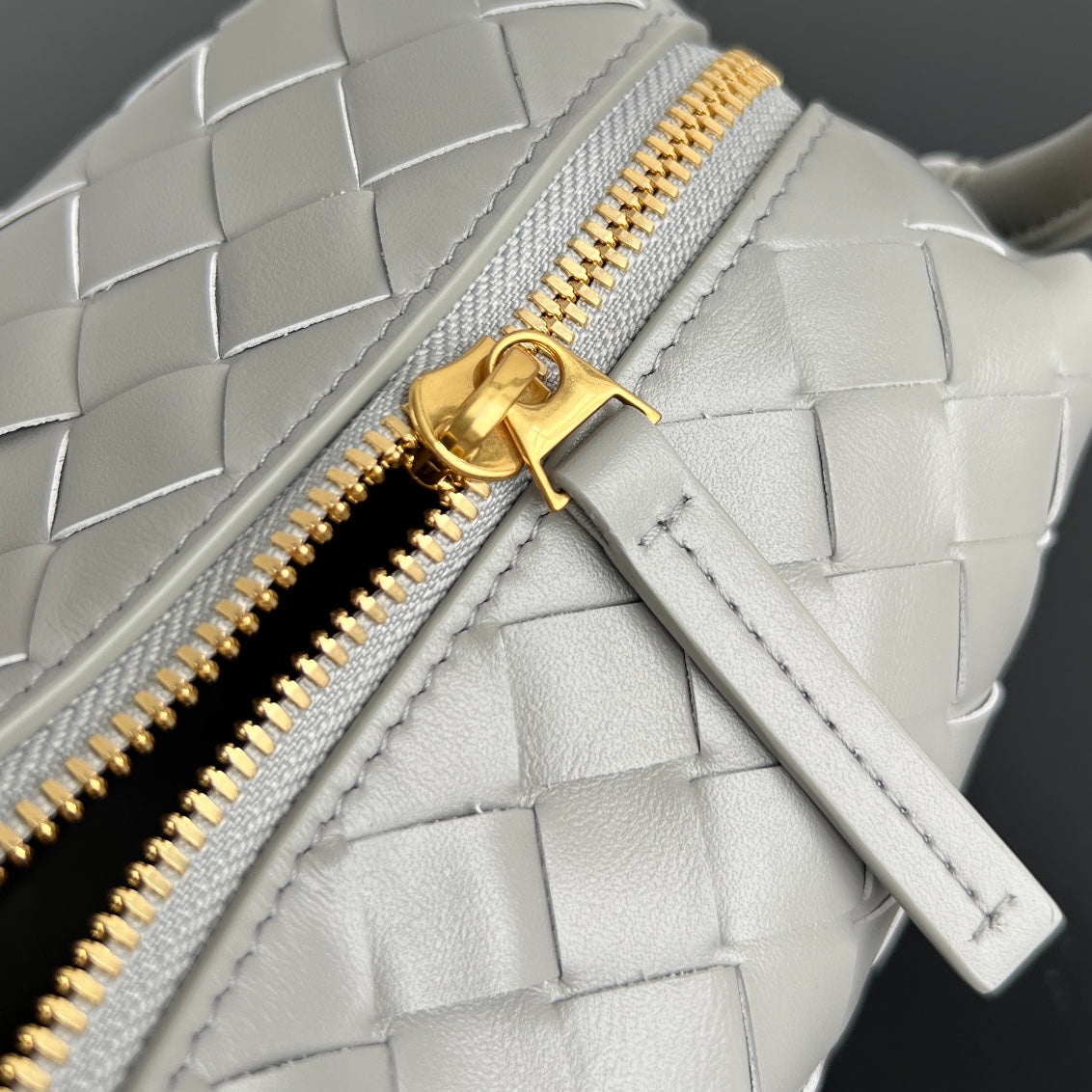 BV Loop Top Handle 19cm Grey Lambskin