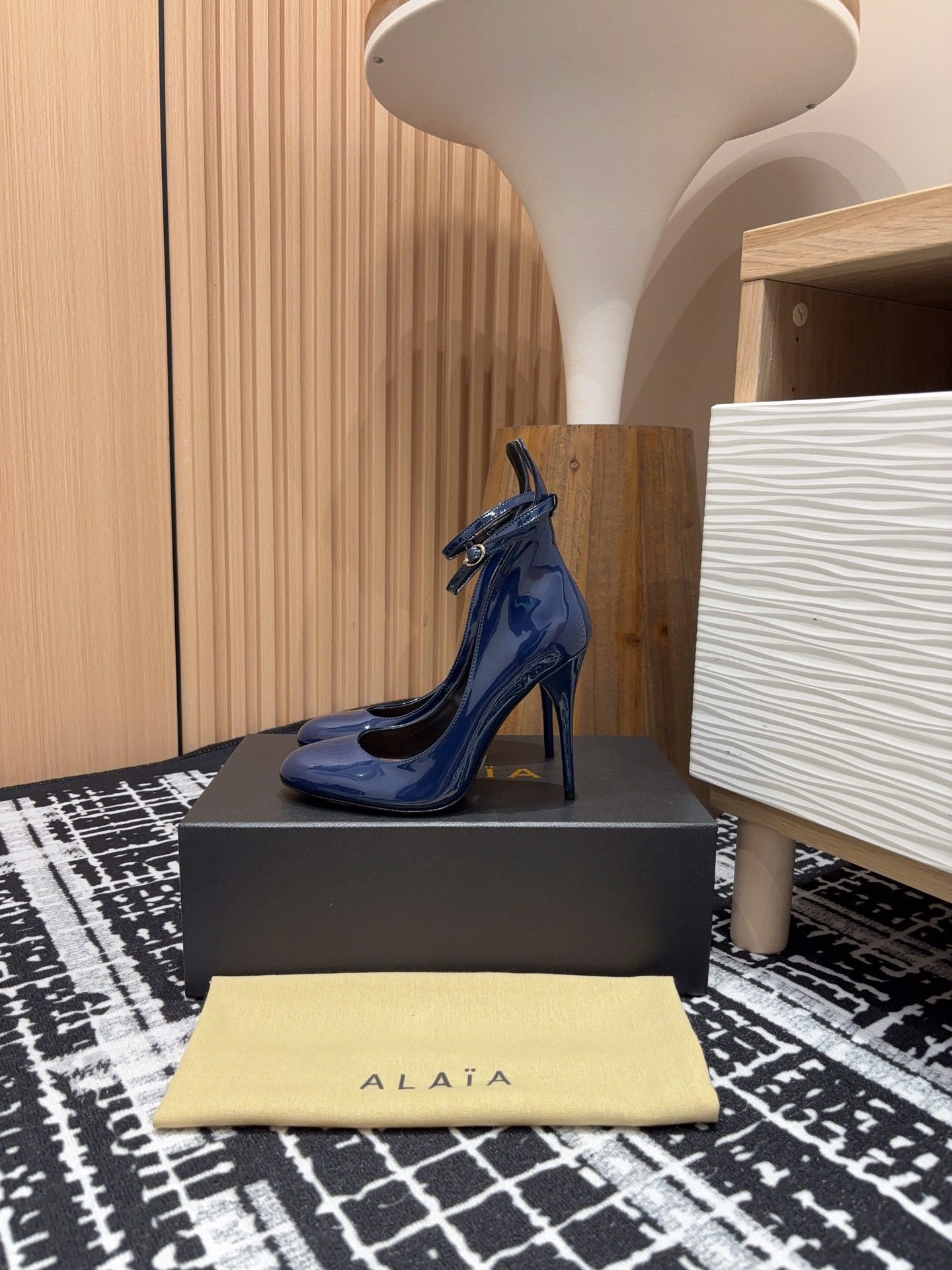 Alaia Decollete Pumps 105mm In Navy Blue Glossy Cowhide 121912