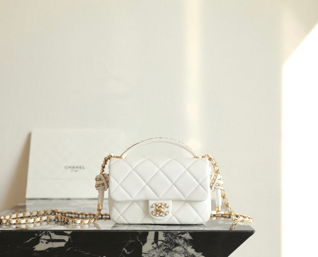 CC 19 Bag 25C 18cm White Lambskin Gold Hardware