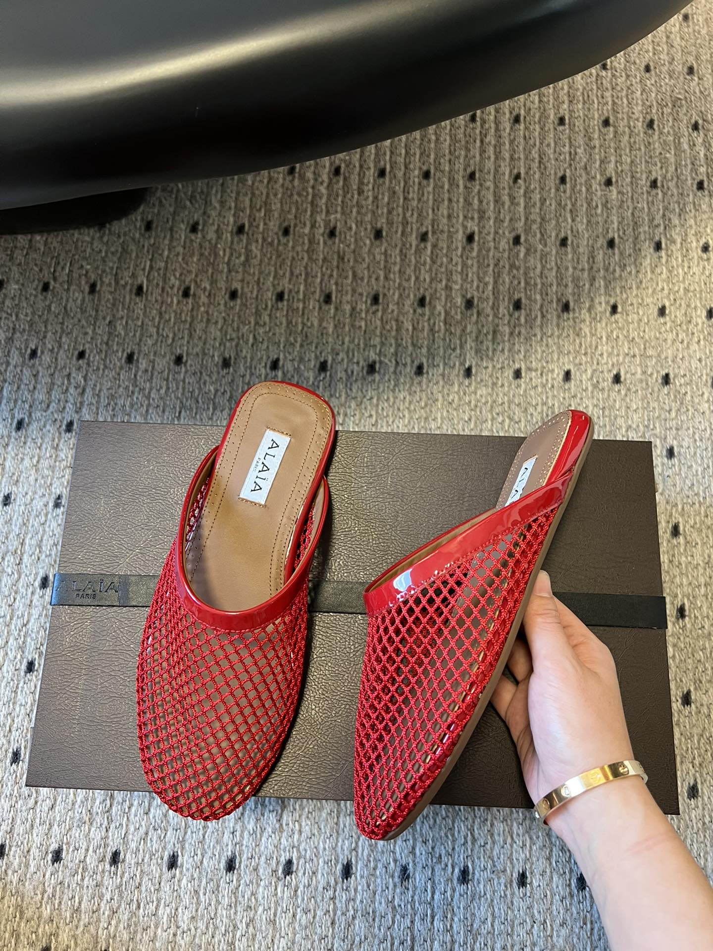 Alaia 25 Fishnet Flat Mules Red Lampskin 303682
