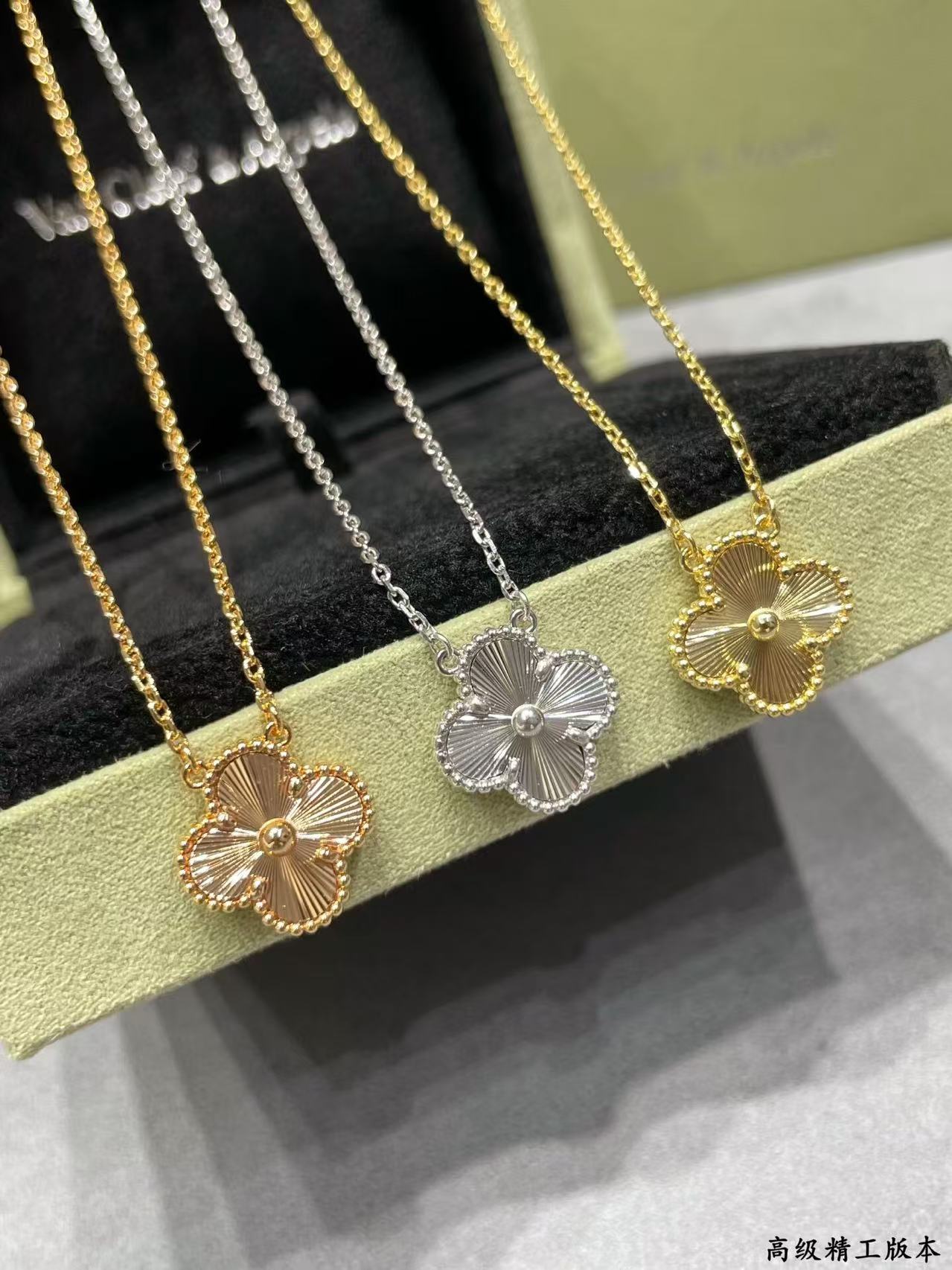 CLOVER MEDIUM SILVER NECKLACE