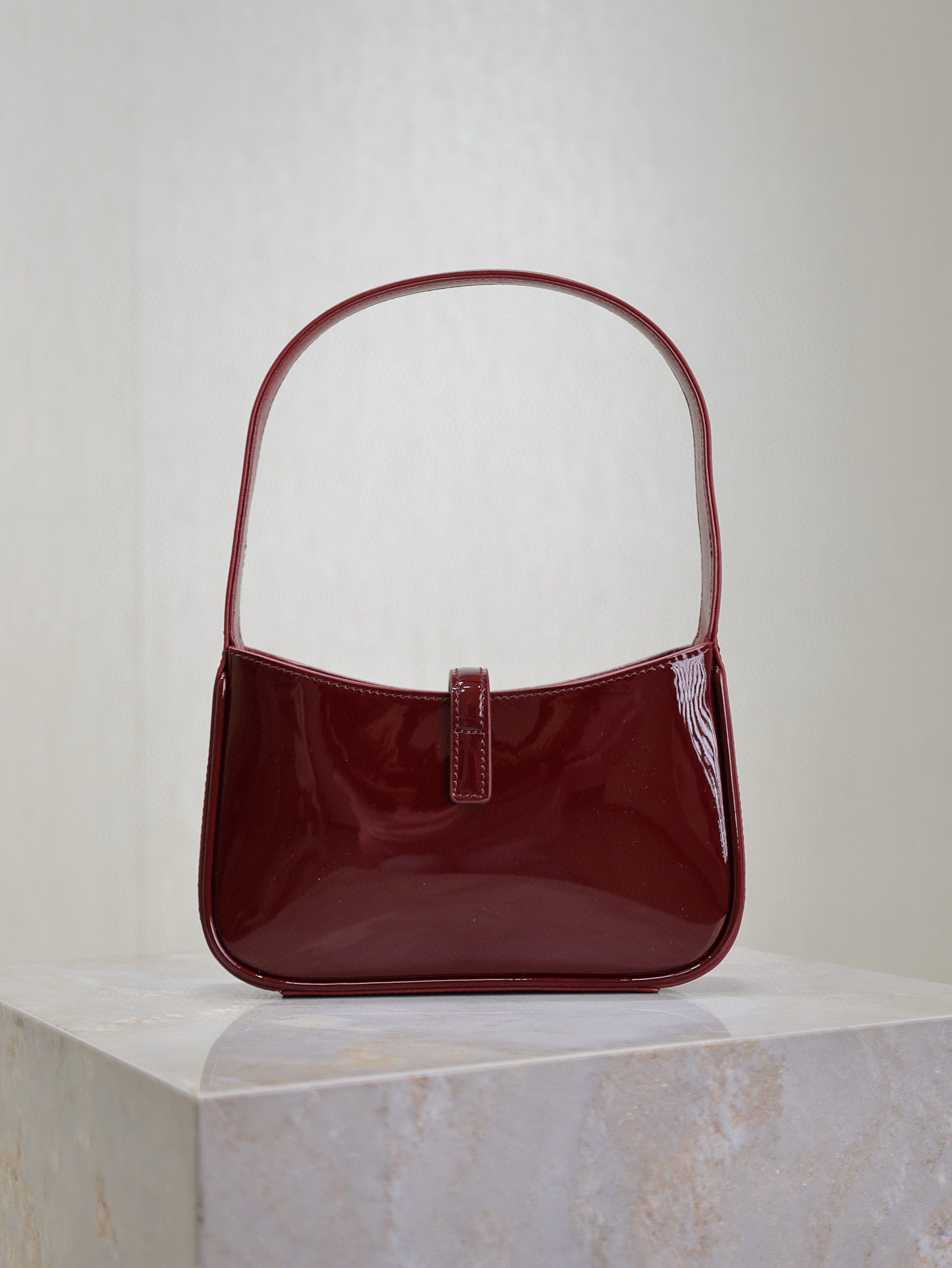 Le 5a7 19cm Cherry Patent Calfskin