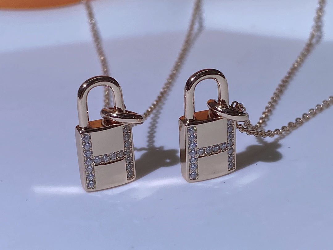 HM ADVANCED NICHE LOCK HEAD NECKLACE DIAMONDS
