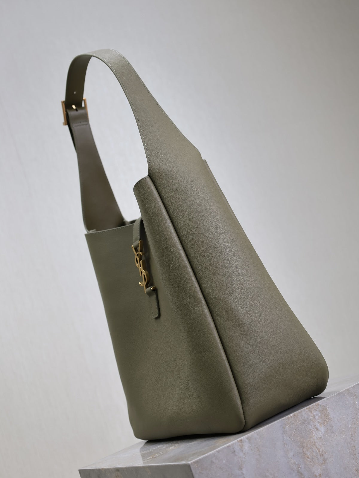 Le 5a7 Large 30cm Moss Green Calfskin