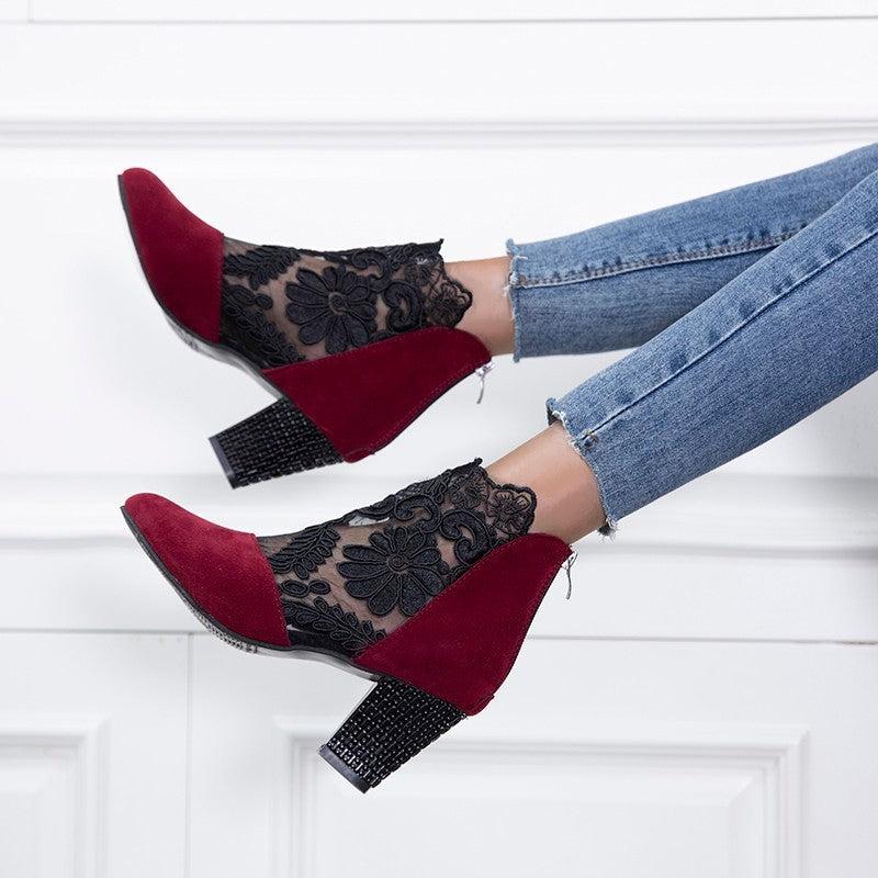 Noire Élégance Wildleder-Stiefeletten