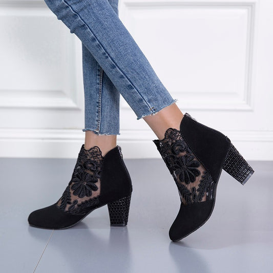 Noire Élégance Wildleder-Stiefeletten
