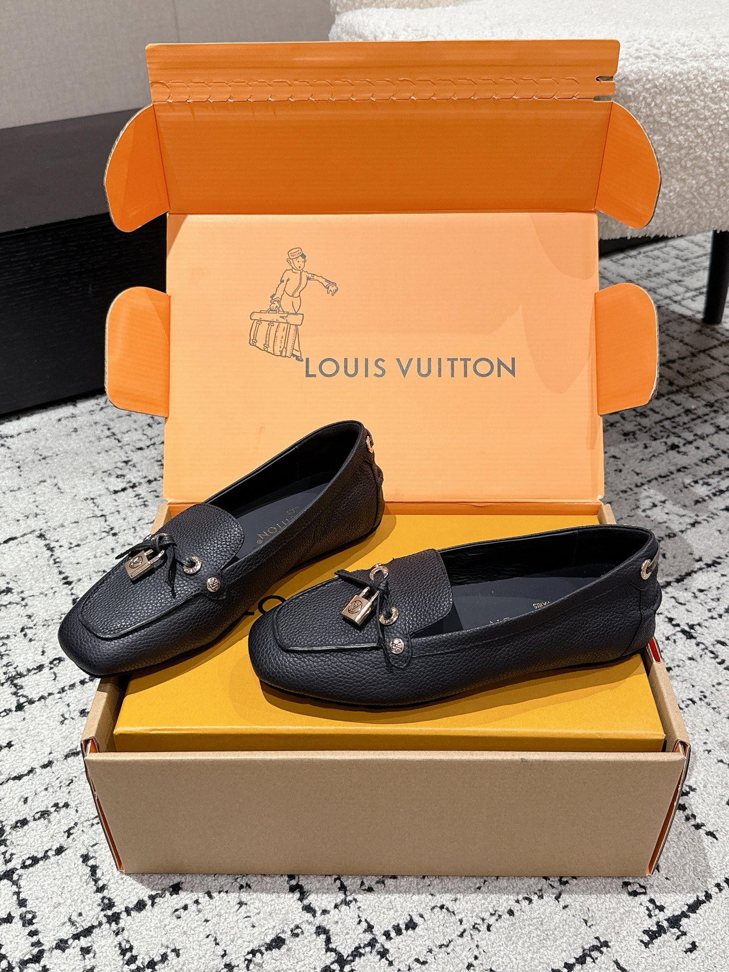 LV Flat-soled lock loafers black cowhide 383377