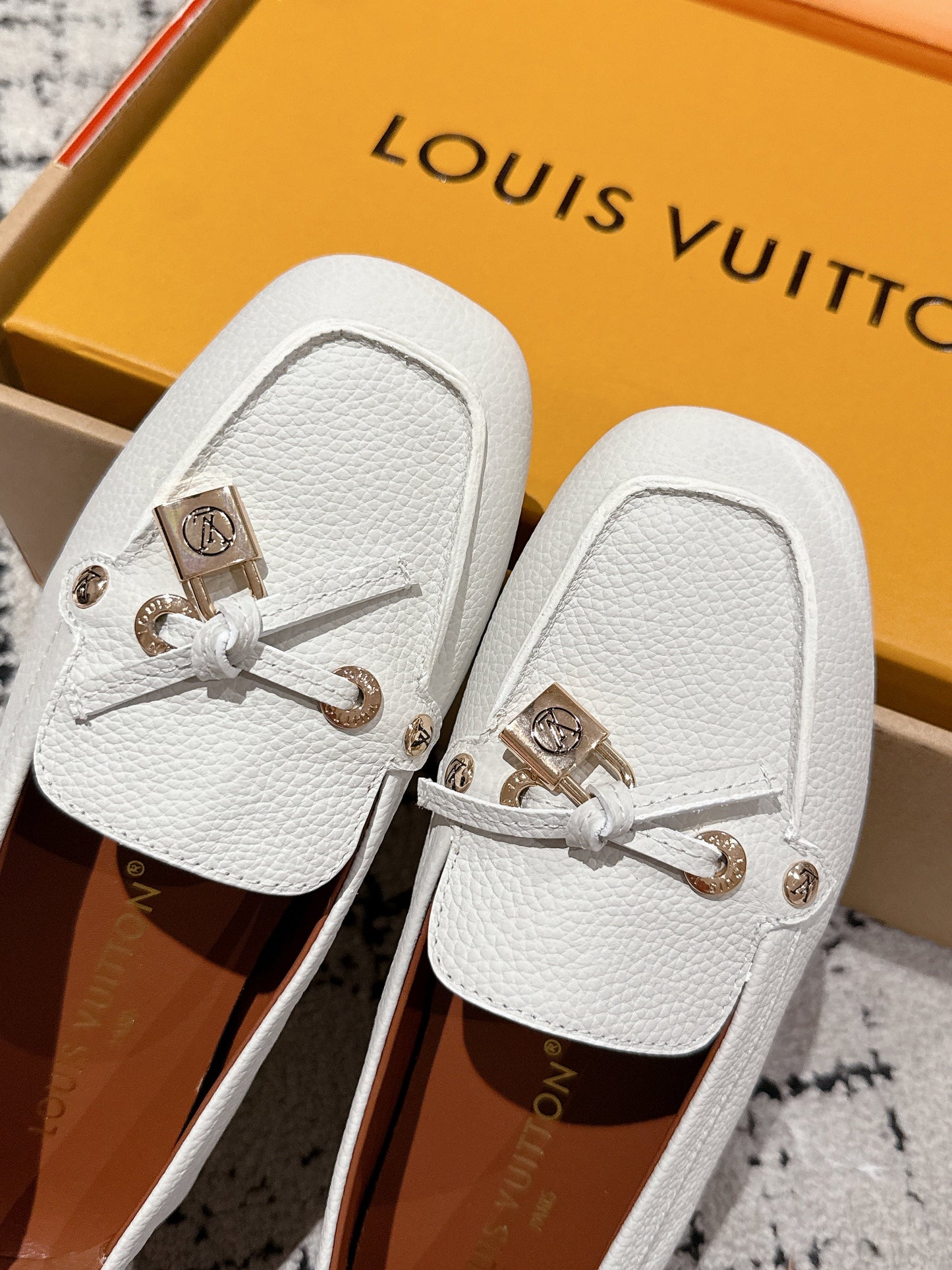 LV Flat-soled lock loafers white cowhide 383378