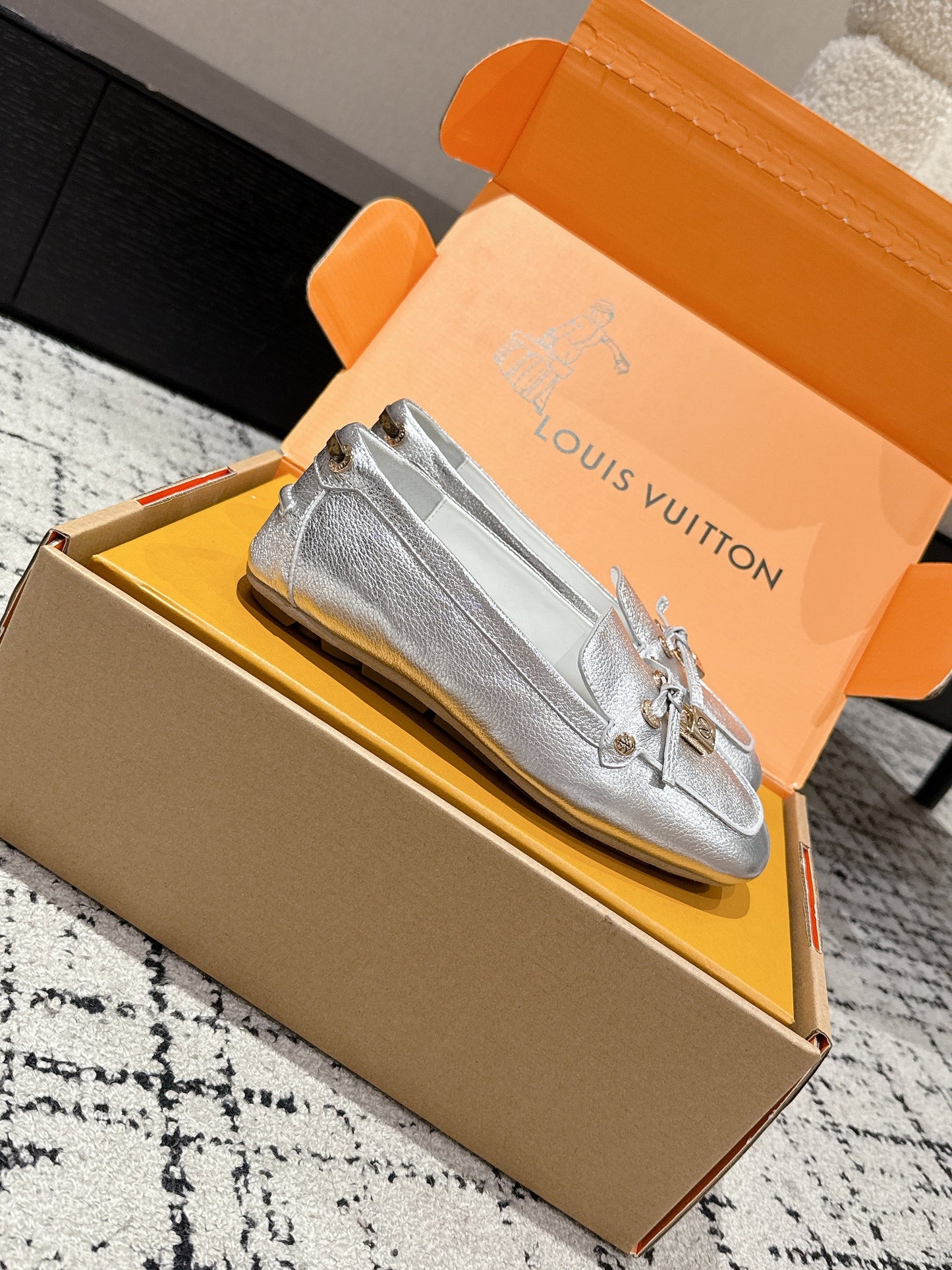 LV Flat-soled lock loafers sliver cowhide 383379