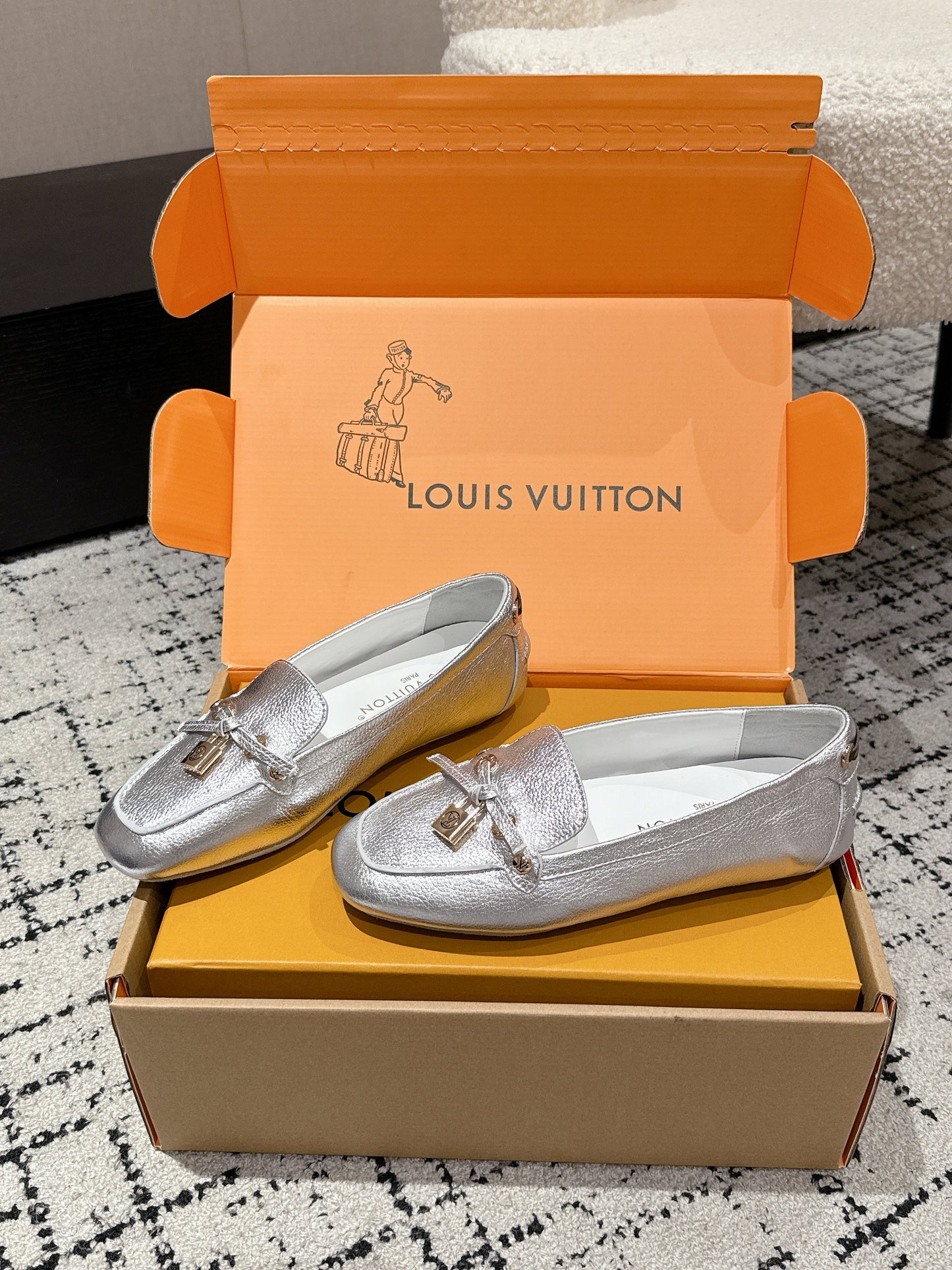 LV Flat-soled lock loafers sliver cowhide 383379