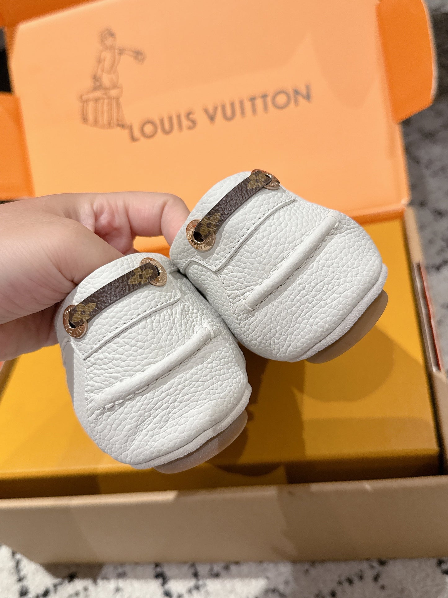 LV Flat-soled lock loafers white cowhide 383378