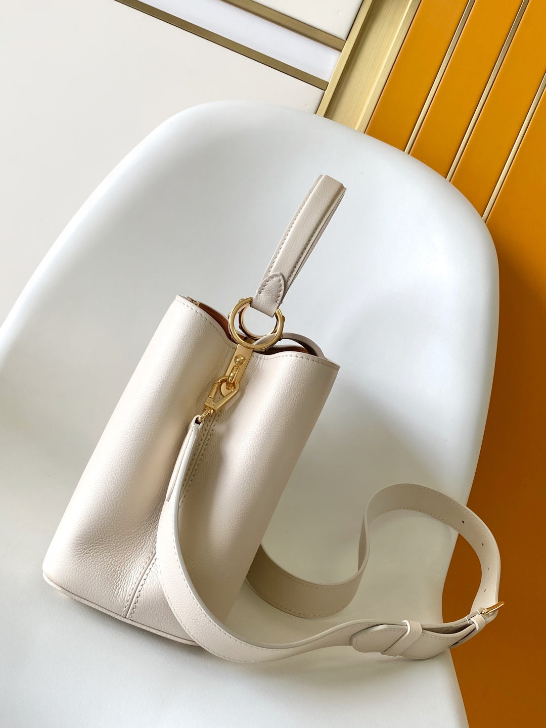 CAPUCINES GM 33CM BEIGE GOLD TAURILLON LEATHER 252023