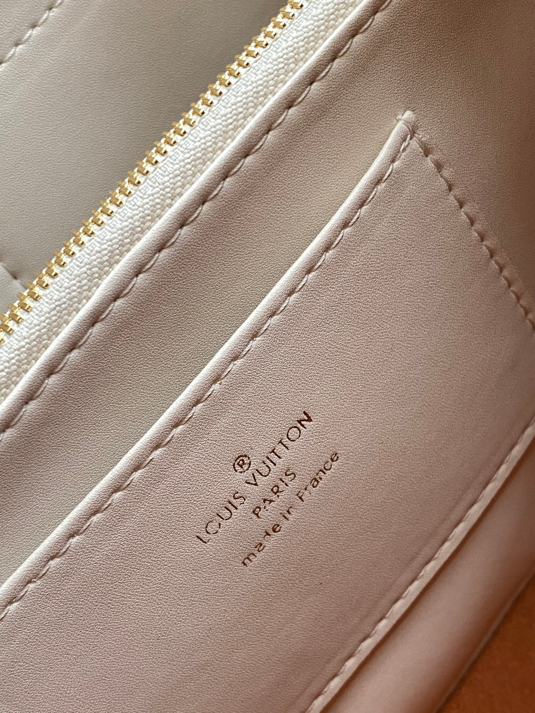 CAPUCINES GM 33CM BEIGE GOLD TAURILLON LEATHER 252023