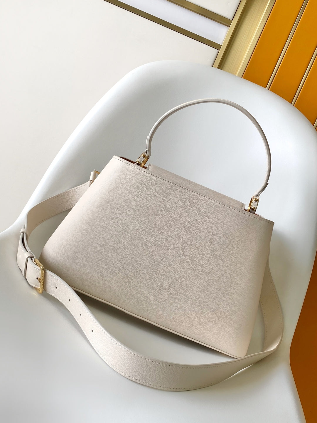 CAPUCINES GM 33CM BEIGE GOLD TAURILLON LEATHER 252023