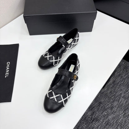 CC 25 Mary Jane White Black Quilted Calfskin
