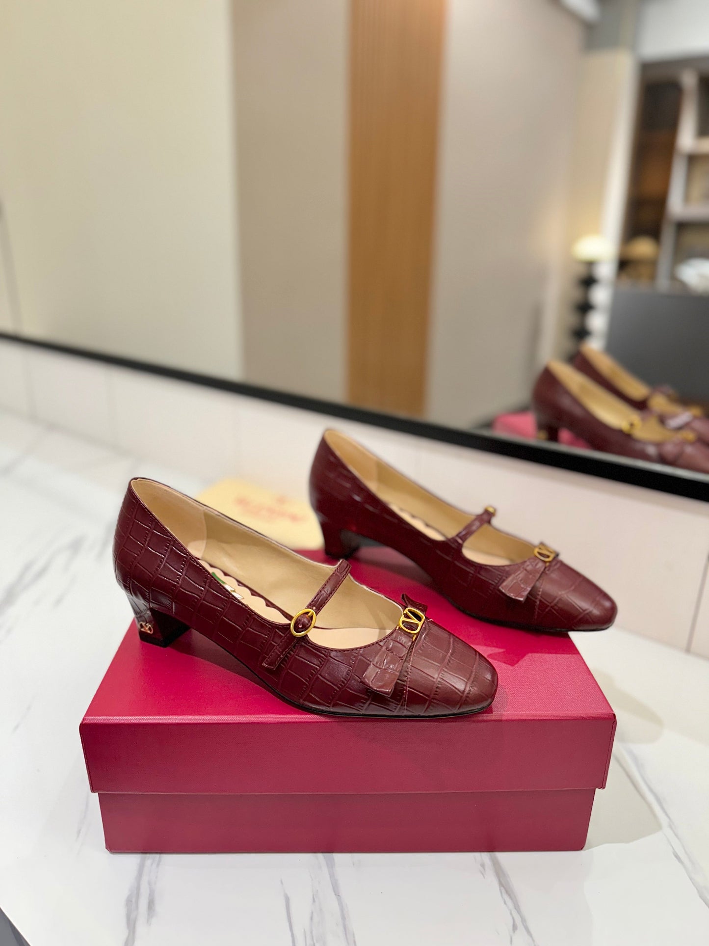 VT 25 Vlogo Signature Red Pumps Cowhide