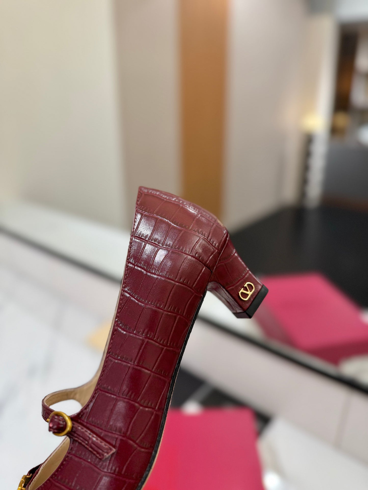 VT 25 Vlogo Signature Red Pumps Cowhide