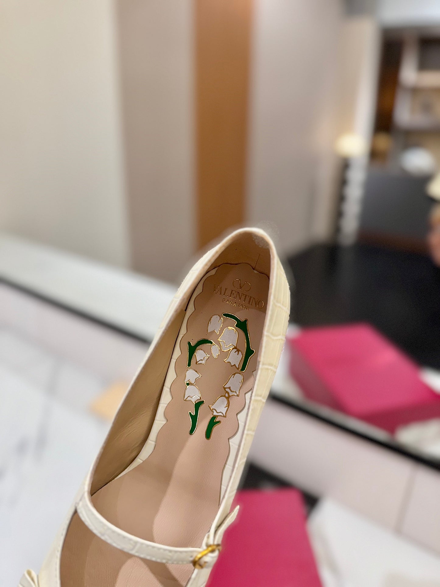 VT 25 Vlogo Signature White Pumps Cowhide