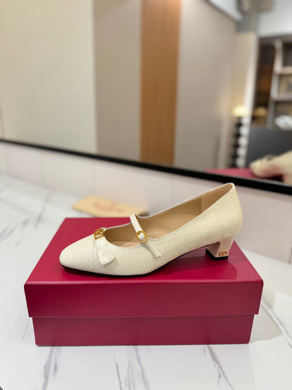 VT 25 Vlogo Signature White Pumps Cowhide