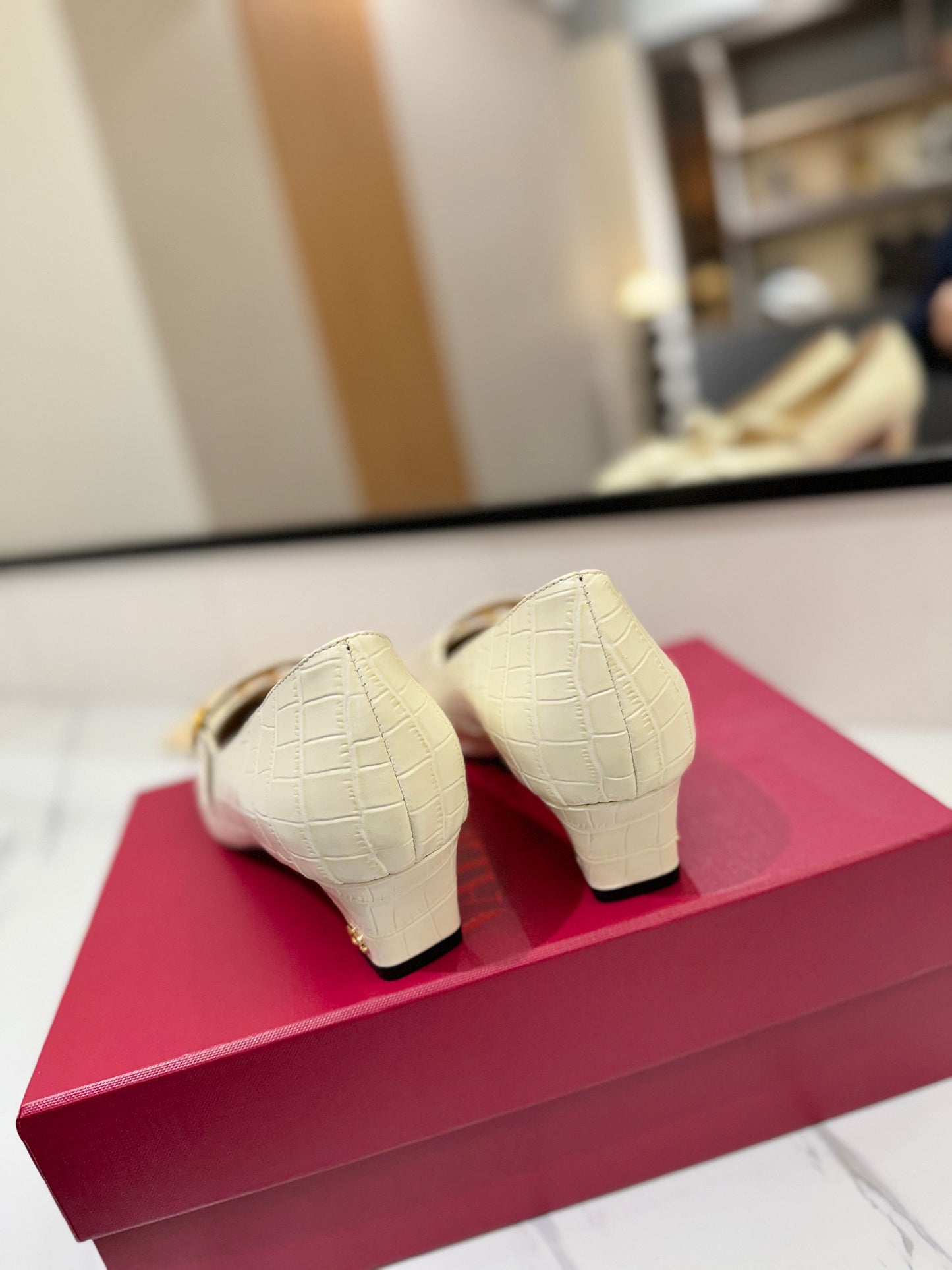 VT 25 Vlogo Signature White Pumps Cowhide