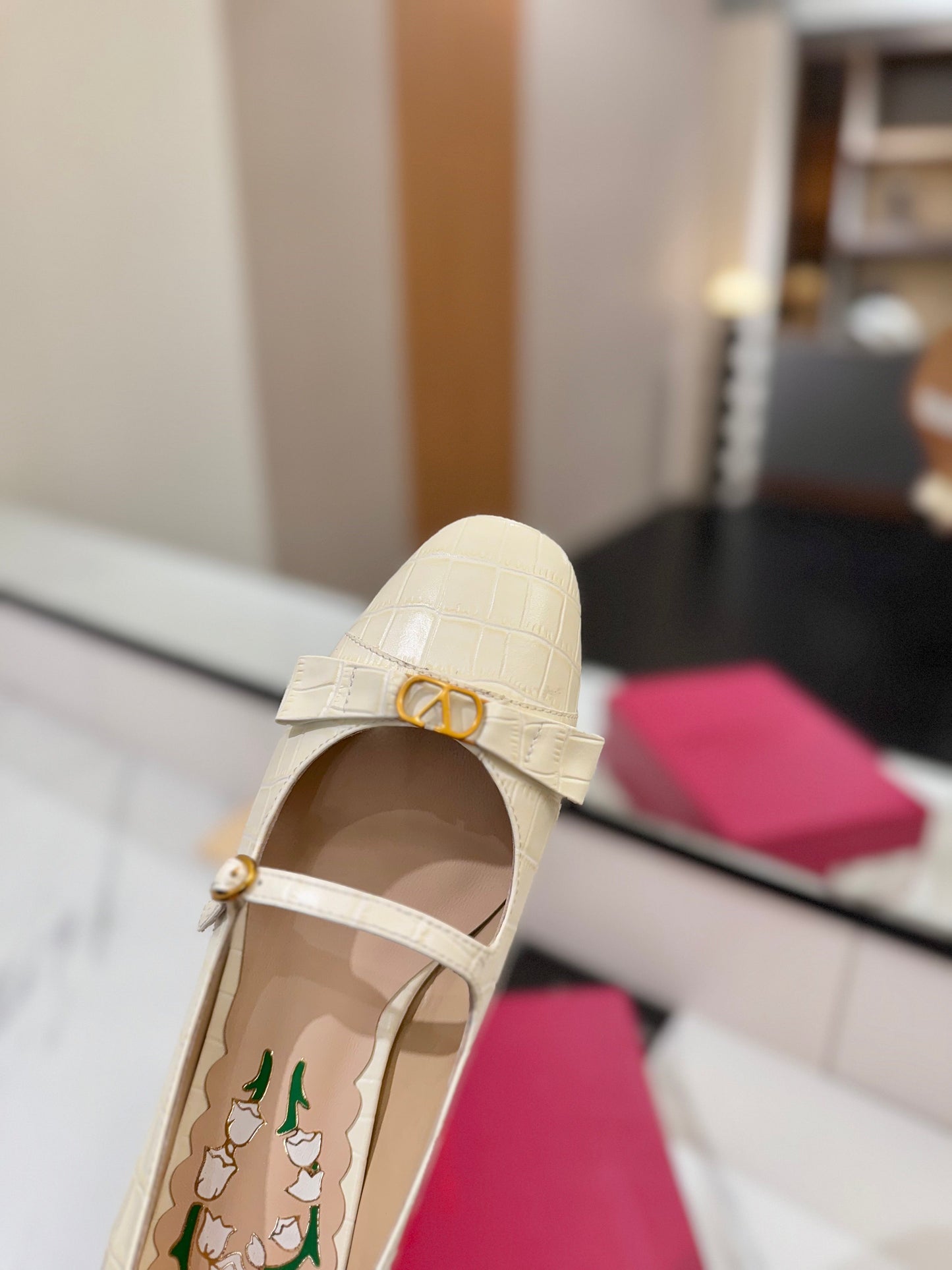 VT 25 Vlogo Signature White Pumps Cowhide