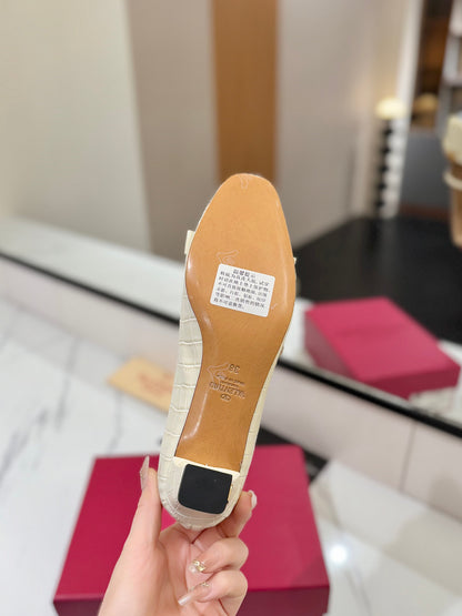 VT 25 Vlogo Signature White Pumps Cowhide