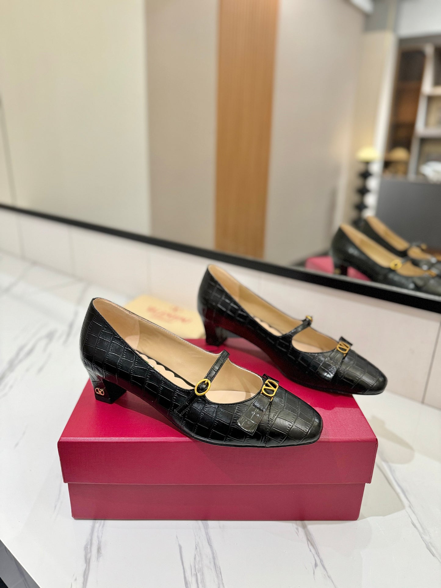 VT 25 Vlogo Signature Black Pumps Cowhide 341054