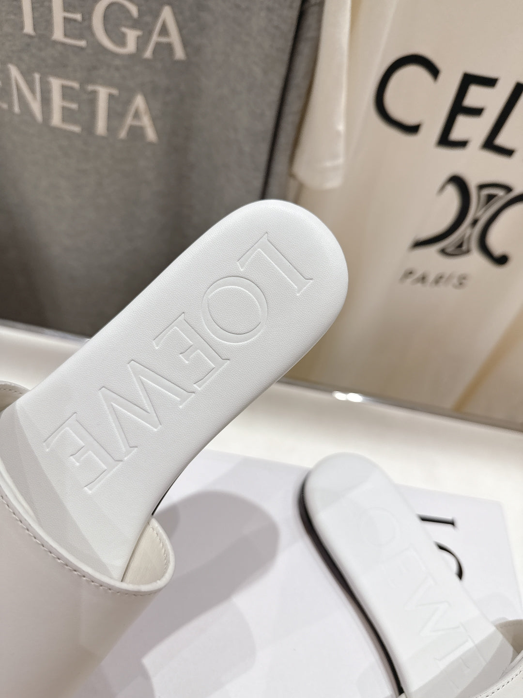 Loewe 25 Pebble Slide White Calfskin