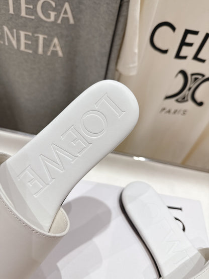 Loewe 25 Pebble Slide White Calfskin