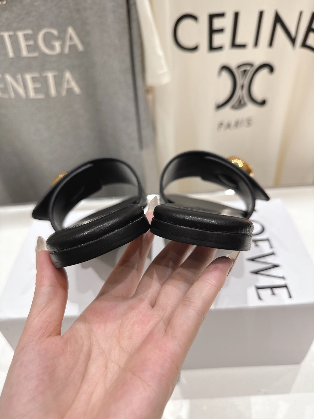 Loewe 25 Pebble Slide Black Calfskin 325329