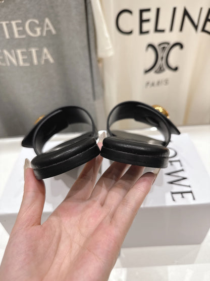 Loewe 25 Pebble Slide Black Calfskin 325329