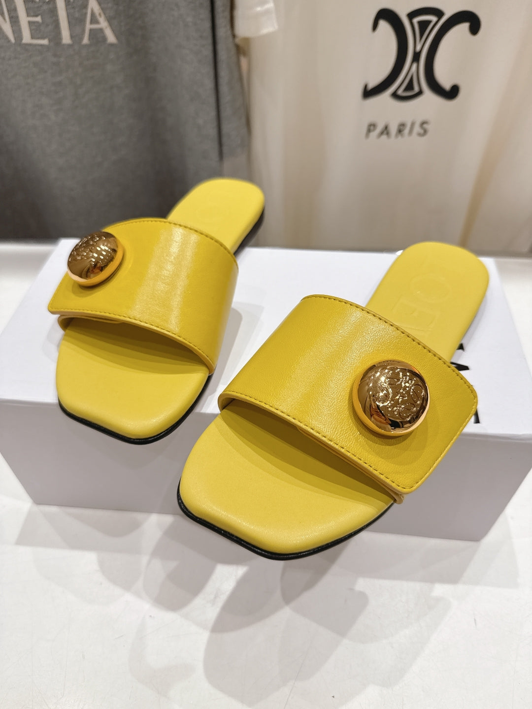 Loewe 25 Pebble Slide Yellow Calfskin