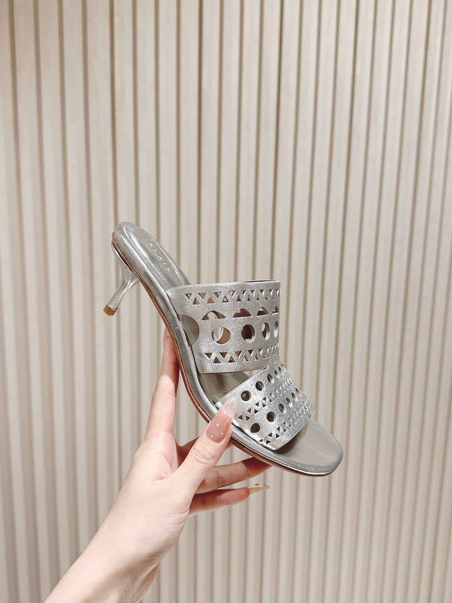 Alaia 2025 Vienne Cutout Kitten-Heel Slide Sandals Silver Leather 293647
