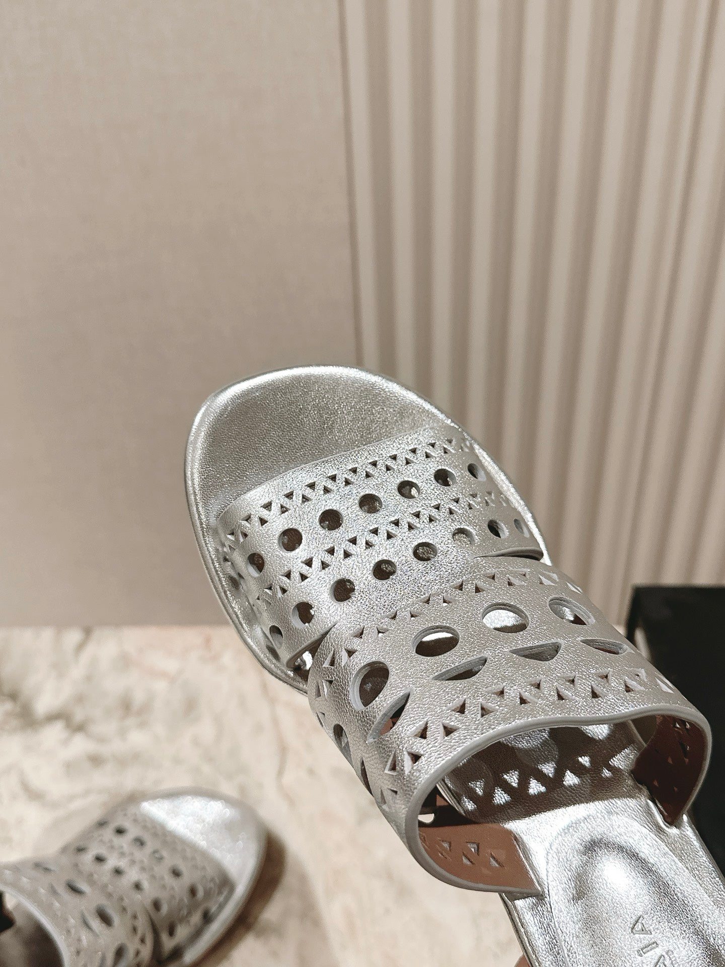 Alaia 2025 Vienne Cutout Kitten-Heel Slide Sandals Silver Leather 293647