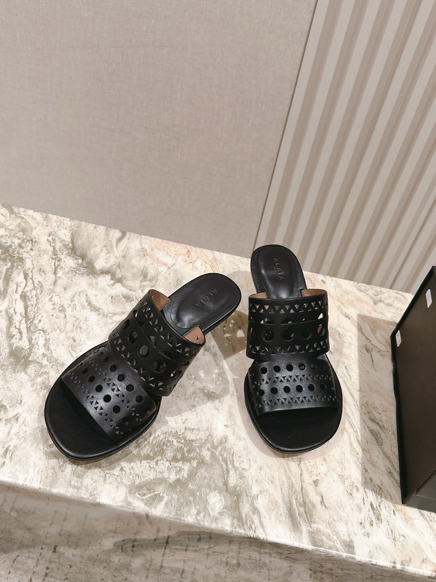 Alaia 2025 Vienne Cutout Kitten-Heel Slide Sandals Black Leather 293648